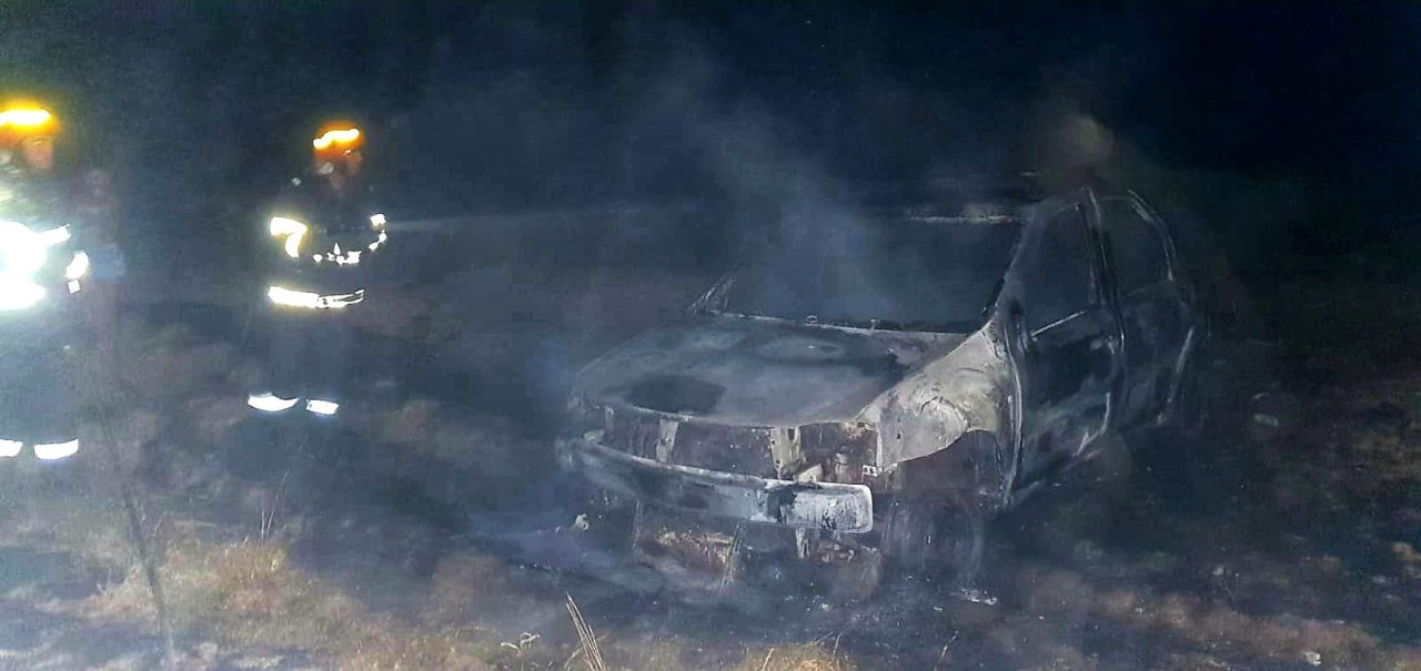 O mașină a ars complet pe un câmp din Giurgiu, după ce șoferul a turat motorul până a luat foc vegetația