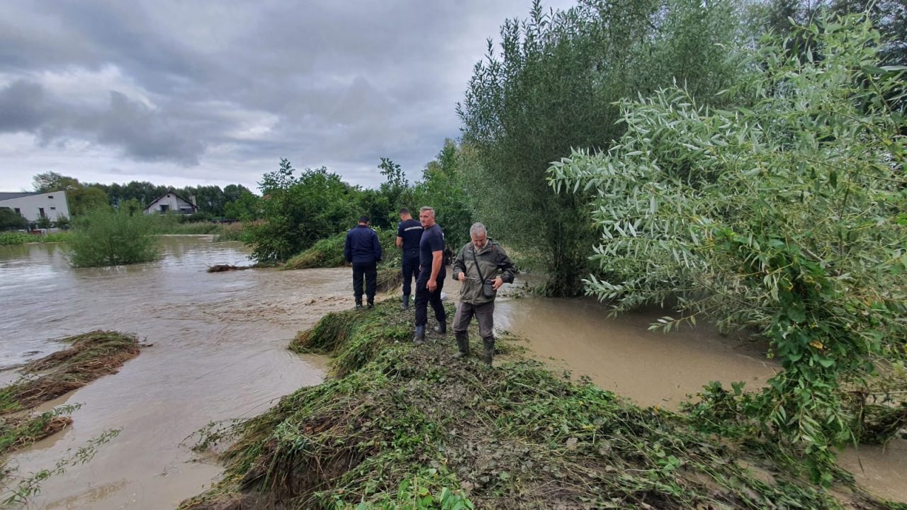 Pagube uriașe în Brașov. Peste 140 de case au fost afectate de ploile torenţiale