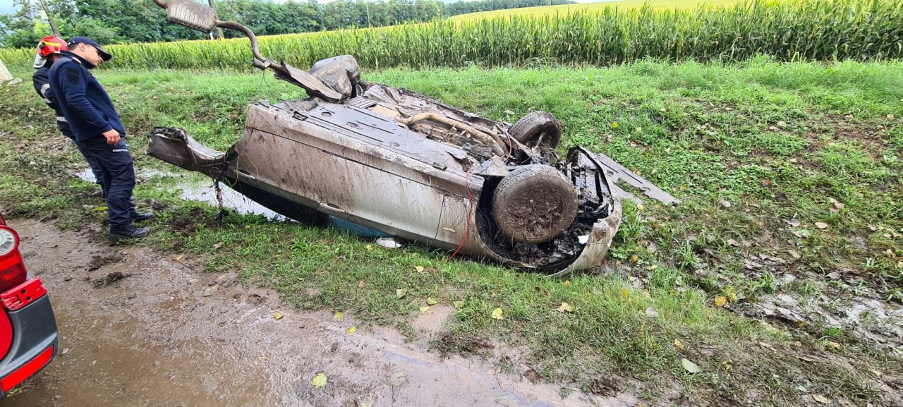 Patru oameni au scăpat ca prin minune din acest BMW care s-a rupt în două, la Iași. Imagini uluitoare de la fața locului