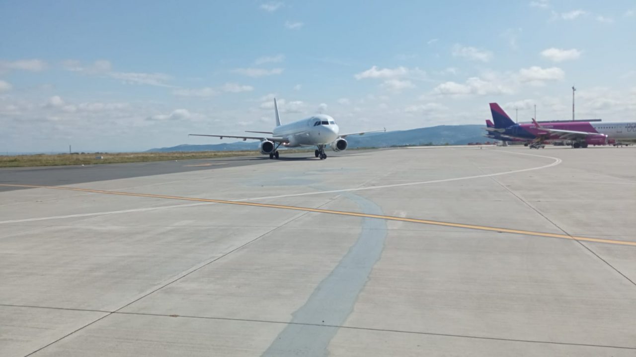 Planul roșu de interveție a fost activat pe Aeroportul din Iași. Un avion cu 107 pasageri a anunțat că are sistemul de navigație stricat – VIDEO