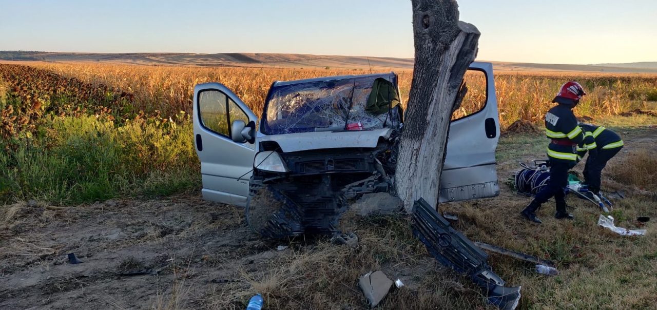 Accident grav în Olt. Un microbuz a intrat într-un copac. Cinci persoane au fost transportate la spital