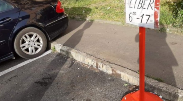 Un bărbat a închiriat un loc de parcare, de la primărie, și apoi a invitat toți șoferii să îl folosească