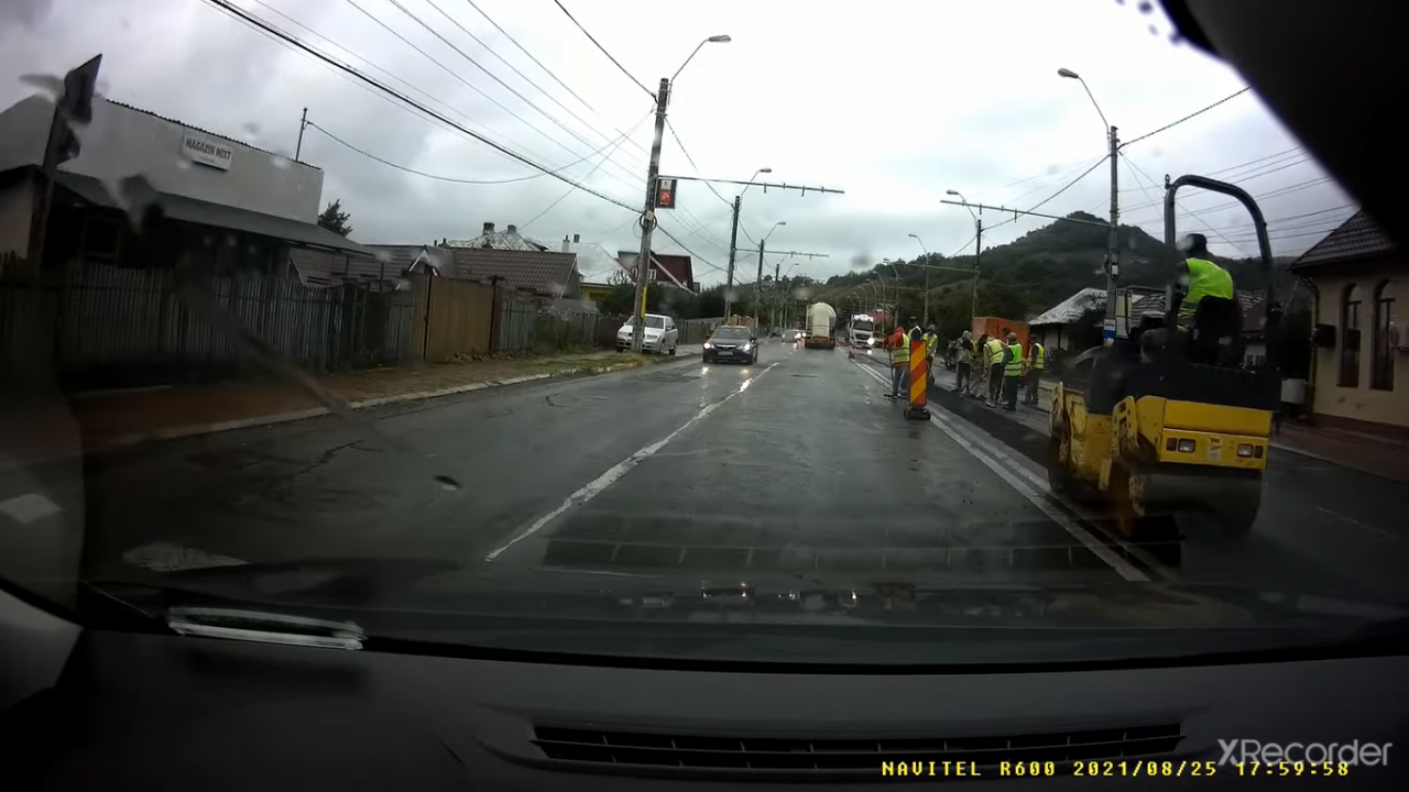 Muncitorii din Piatra Neamț, surprinși în timp ce asfaltează pe ploaie (VIDEO)