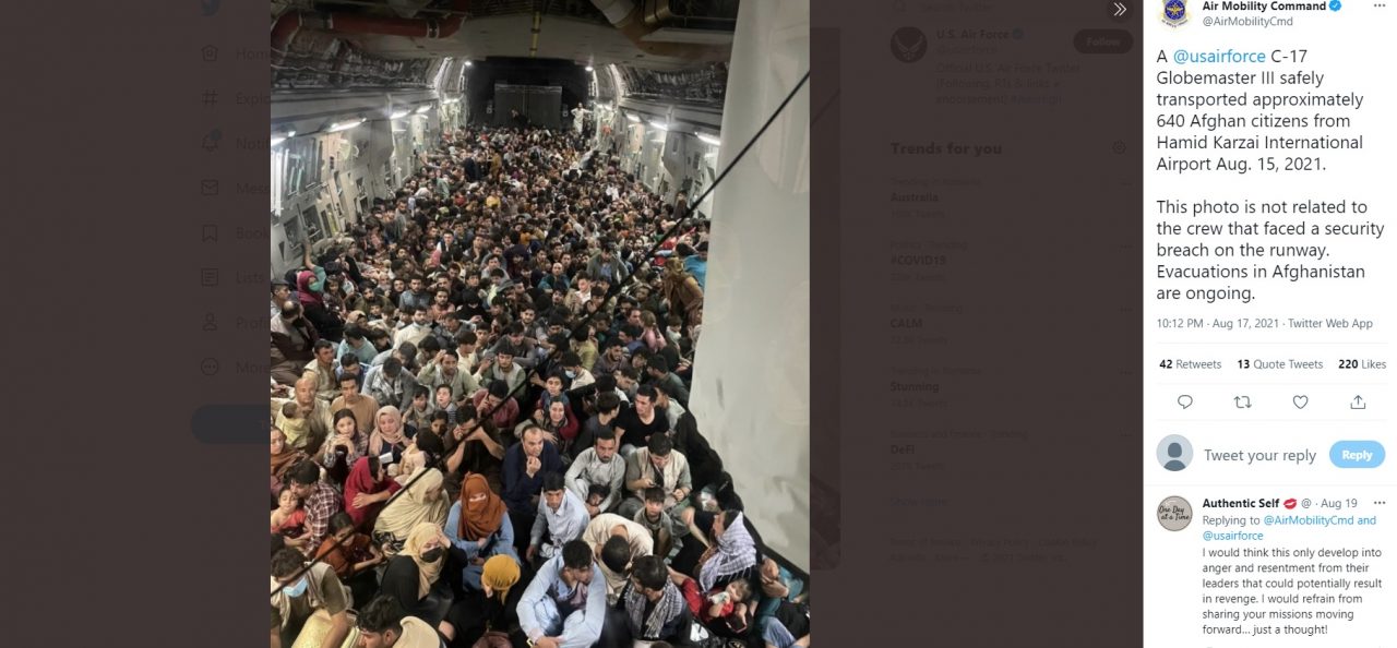 Număr-record de călători pentru o aeronavă C-17 Globemaster III, înregistrat la evacuarea din Afganistan. Copiii nu fuseseră luați în calcul