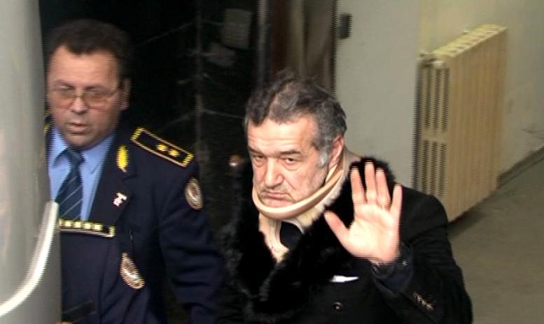 Gigi Becali, acuzat de fostul său avocat că și-a înscenat o problemă de sănătate pentru a ieși din închisoare: „Se făcea banditu’ că e cocoşat. Nu avea nici pe dracu”