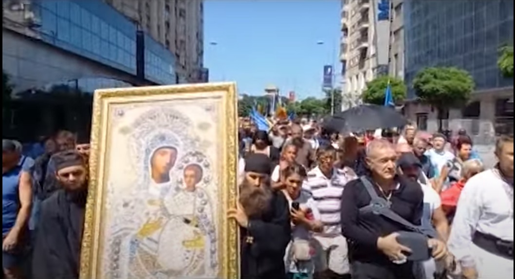 Gigi Becali a organizat un marș de „sfințire” a traseului „Bucharest Pride”. Manifestanții au defilat cu icoane, cruci și aghiasmă