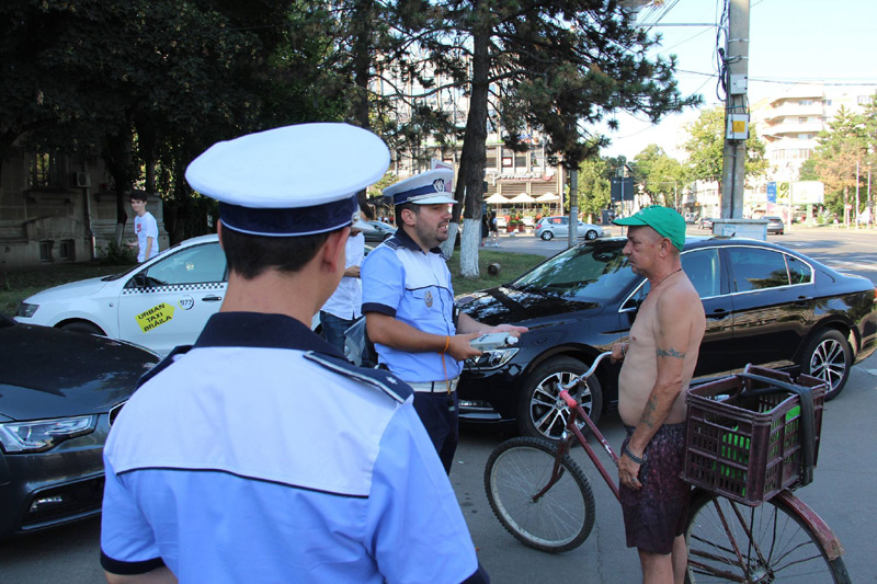 Un biciclist din Brăila era atât de beat, încât abia a putut să sufle în etilotest. Ce alcoolemie avea bărbatul (VIDEO)