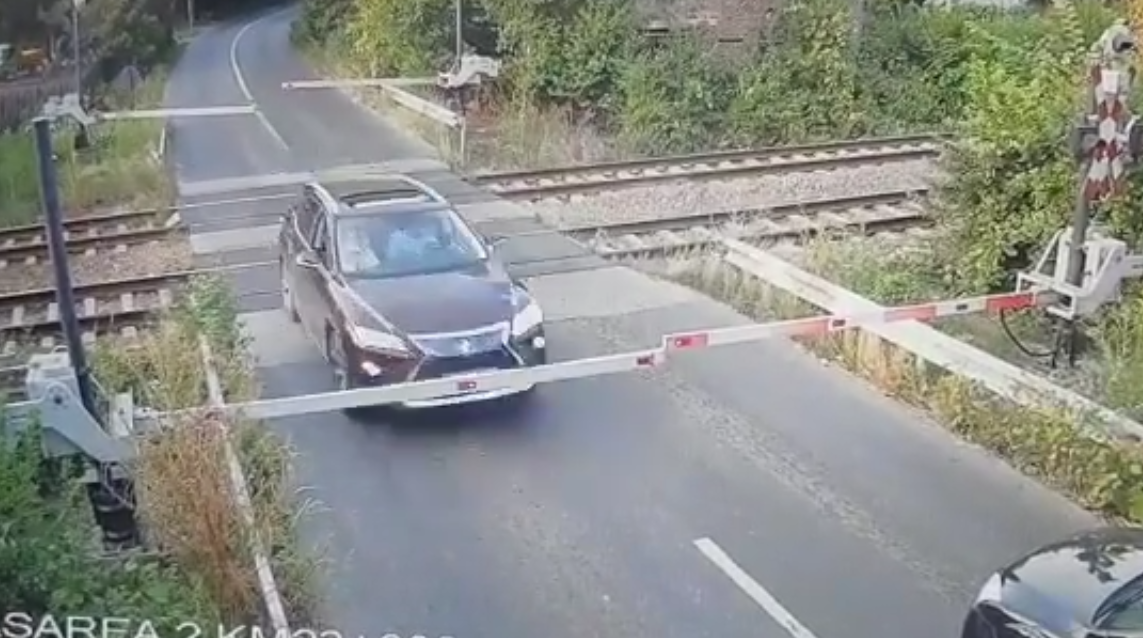 Imagini halucinante cu un șofer care rupe barierele pentru a trece o cale ferată de lângă București. Trenul venea cu 160 de km/h. VIDEO / Update: Șoferul era băut, iar după o oră a făcut accident
