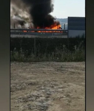 Incendiu pe A3. Un camion încărcat cu baloți de paie a luat foc în timpul mersului