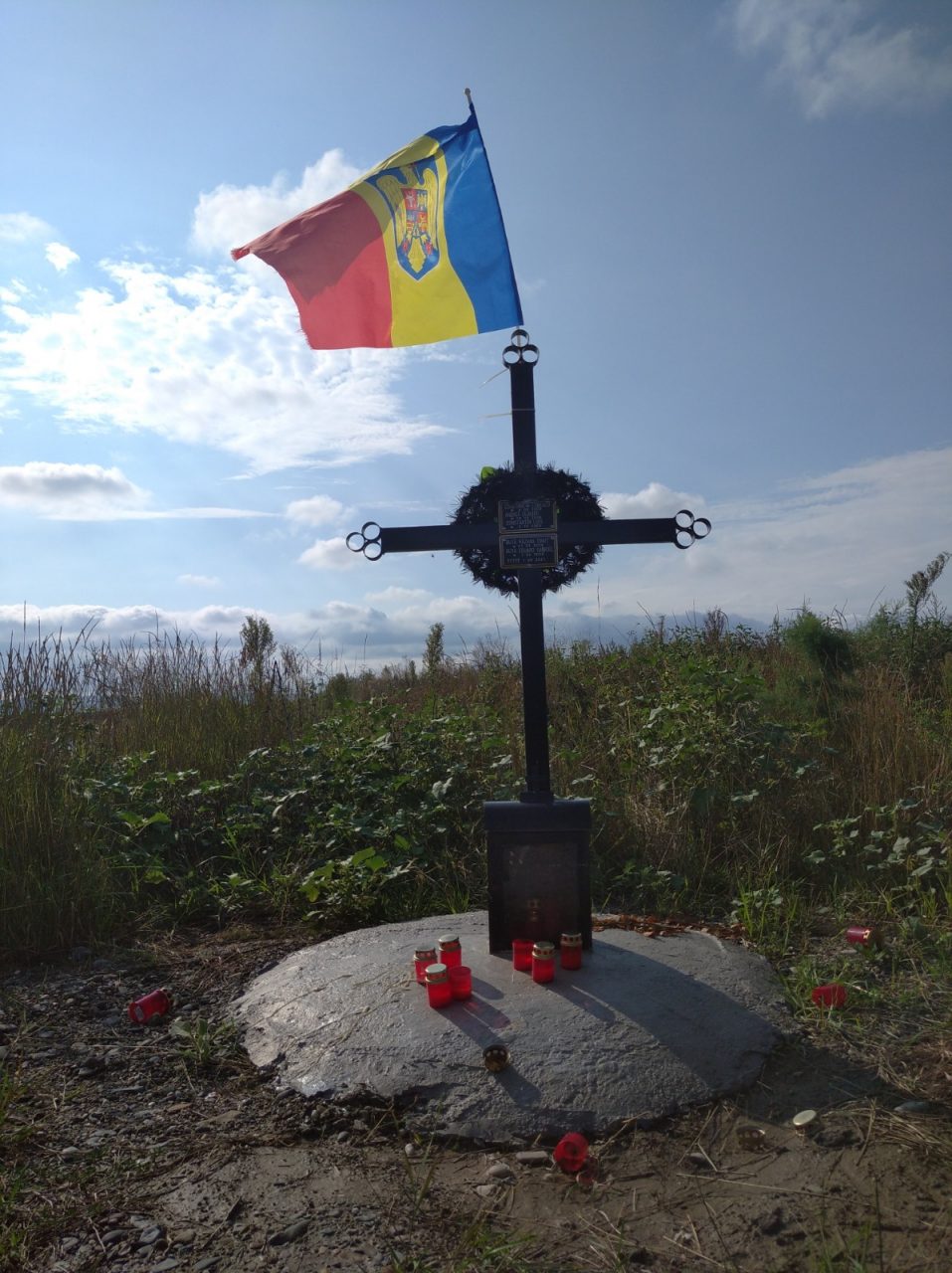 Imaginile durerii: Părinții celor cinci copii înecați în Siret au pus o cruce cu drapelul, în locul tragediei