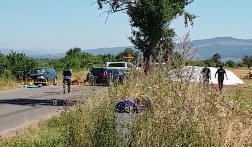 Două fetițe, de 2 si 14 ani, au murit după ce căruța în care se aflau cu bunicul lor a fost lovită de două mașini, în Brașov. Bărbatul și o a treia nepoată au supraviețuit impactului