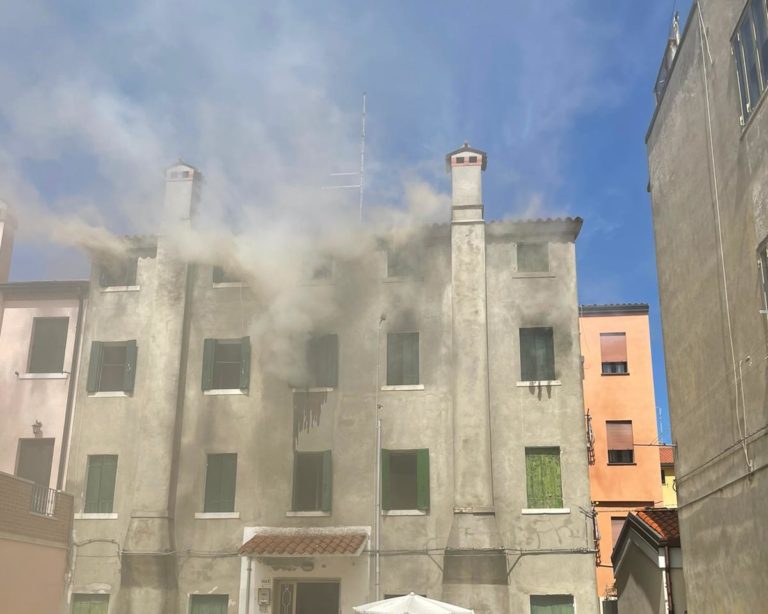 Un român și-a dat foc la apartament, în Italia. Soția lui se afla în casă
