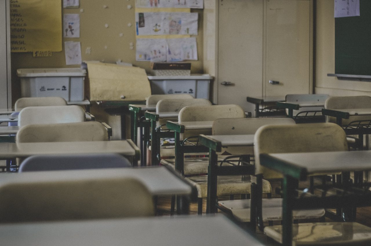 Mai mulți elevi de la o școală din Baia Mare vor fi mutați la o altă unitate de învățământ. Părinții sunt revoltați: „Se discriminează. Au ales două clase doar ca să scape de copii”