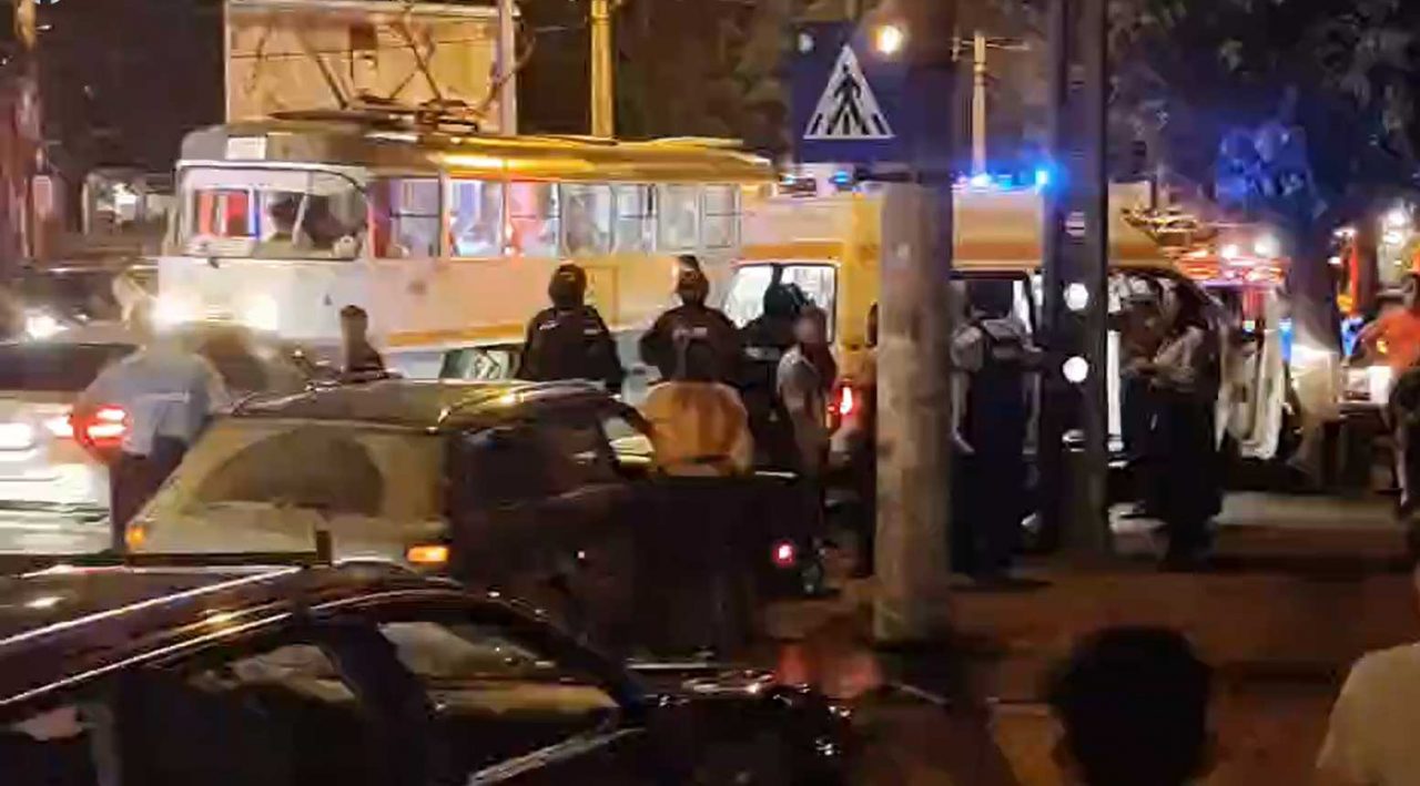 O persoană rănită și o mașină distrusă în București, după ce două familii s-au luat la bătaie | VIDEO