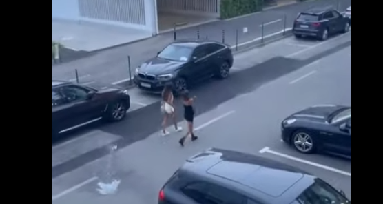 Imagini halucinante la Mamaia, unde un inconștient aruncă de la balcon cu scaune de fier și cu sticle pe mașini și spre oamenii care trec pe stradă | VIDEO