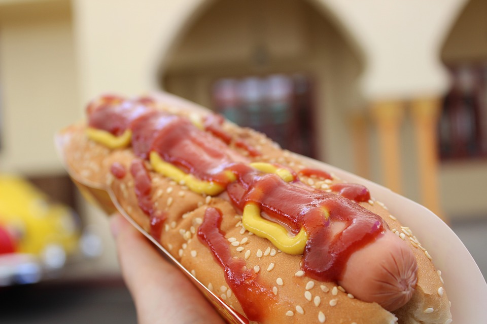Un hot-dog scurtează viața unui om cu 36 de minute. Ce alimente te ajută să trăiești mai mult