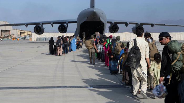 Oficialii din Marea Britanie raportează „o mare amenințare” de atac terorist la aeroportul din Kabul