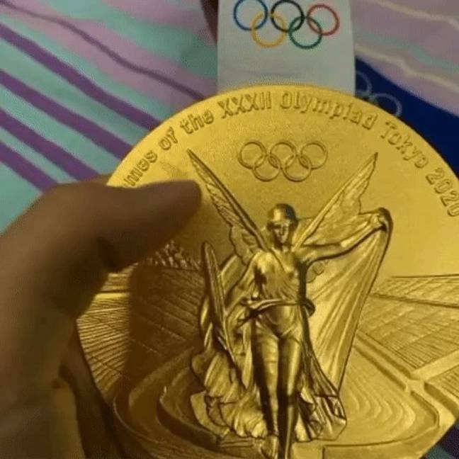 O  campioană olimpică susține că medalia de aur i se cojește