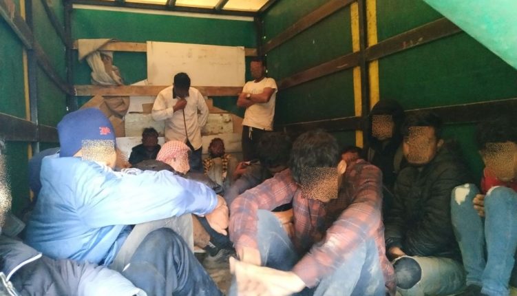 Un traficant de migranţi român a fost condamnat la trei ani de închisoare, în Ungaria. Poliţiştii l-au găsit cu maşina plină cu sirieni