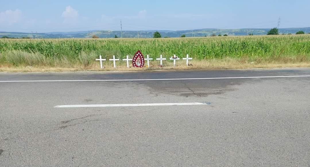 Imaginea durerii, după cea mai mare tragedie rutieră din ultimii doi ani: O coroană şi şapte cruci pe E85, unde tot atâtea persoane și-au pierdut viața