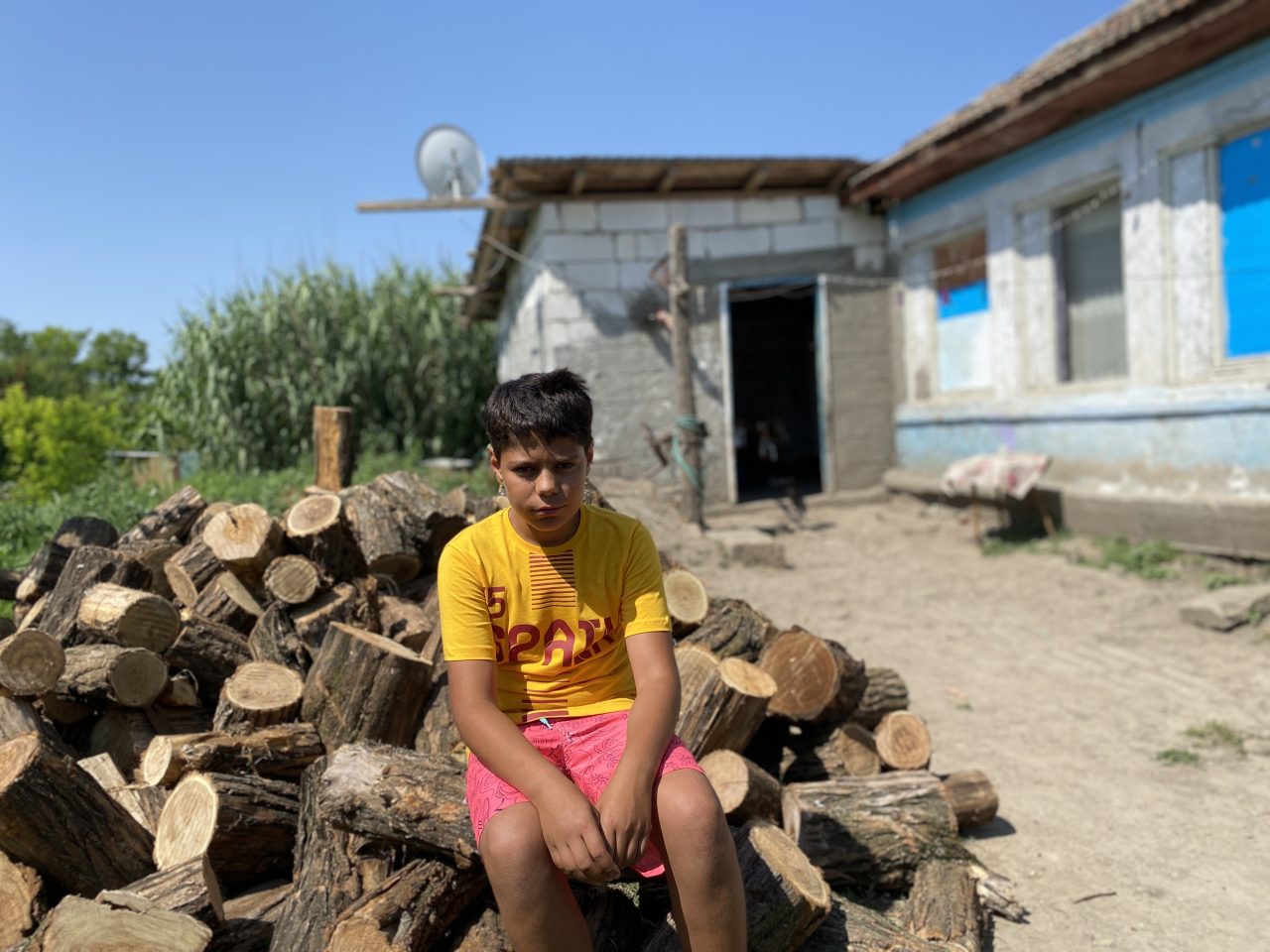 Impresionanta poveste a lui Gabriel, copilul de 13 ani care și-a împlinit cele mai mari dorințe – să aibă o culegere de matematică și o căruță cu lemne