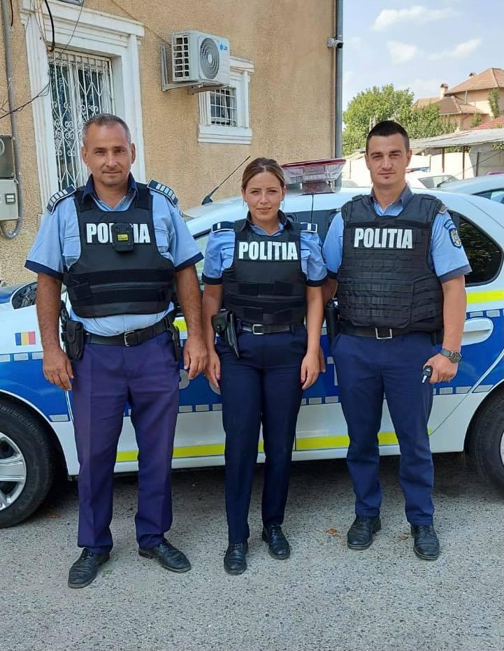 Un poliţist din Strehaia a plâns după ce a scos un bătrân dintr-o casă în flăcări: „M-am gândit la bunicii mei”