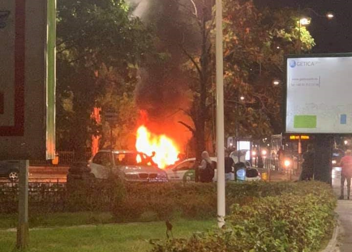 Imagini șocante surprinse în Capitală. O mașină a luat foc și a ars aproape în totalitate. Incidentul este investigat de forțele de ordine
