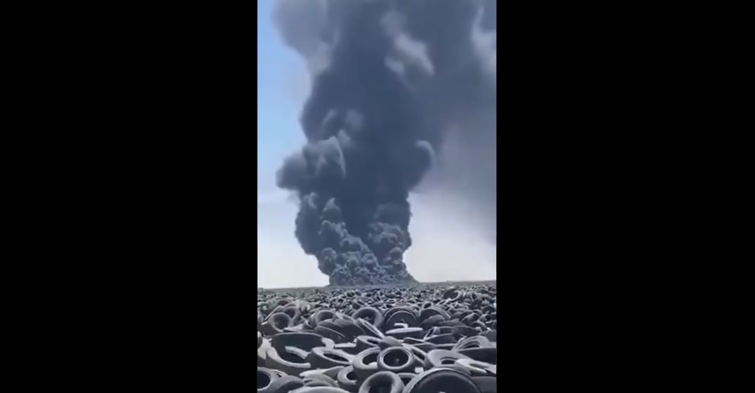 Cel mai mare depozit de anvelope uzate din lume a luat foc. Incendiul riscă să devină o amenințare de mediu la nivel mondial | VIDEO