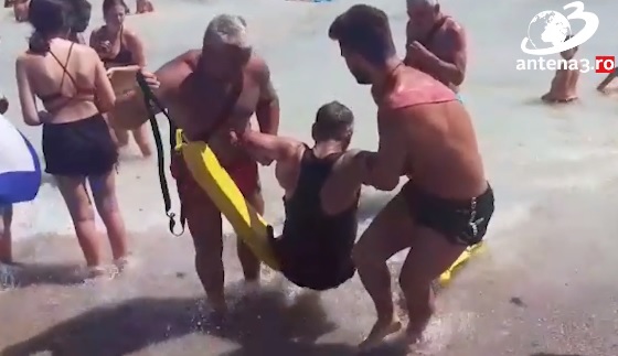Supărat ca salvamarii i-au întrerupt baia, un bărbat în pericol de înec le dă sfaturi: „Vedeți că e apa mare”