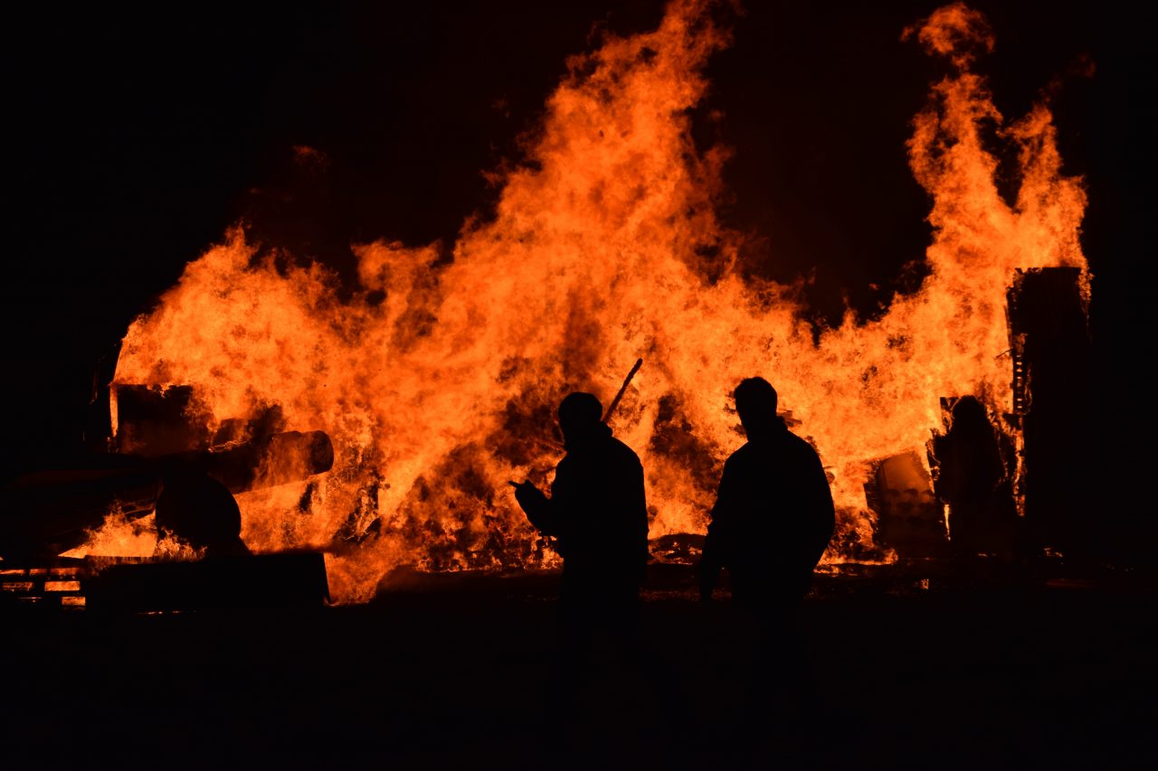 Mii de cazuri COVID-19 și decese ar fi putut fi cauzate de fumul provenit de la incendii, spune un nou studiu