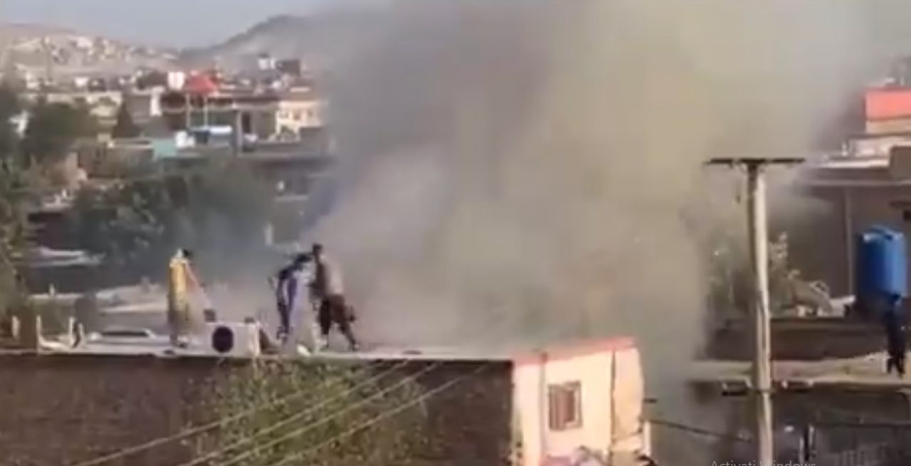 VIDEO. O nouă „explozie uriașă” a lovit duminică după amiaza capitala afgana Kabul. Din primele informații ar fi vorba despre un atac SUA care a vizat un atentator sinucigaș care viza aeroportul