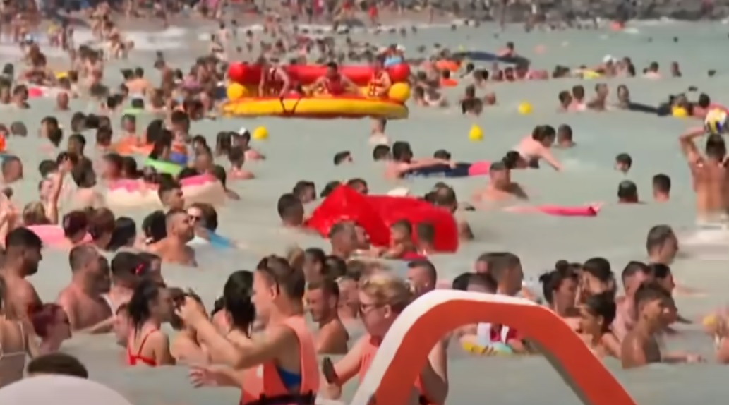 Turiștii s-au înghesuit pe plajă în cel mai aglomerat week-end la mare: „Unde să mergem, la nudiști?!”