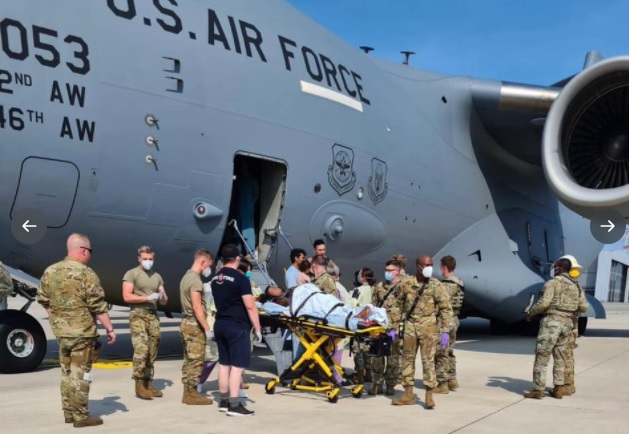 O femeie afgană a născut la bordul aeronavei americane care a evacuat-o în Germania. Ce a decis comandantul când viitoarea mamă a intrat în travaliu