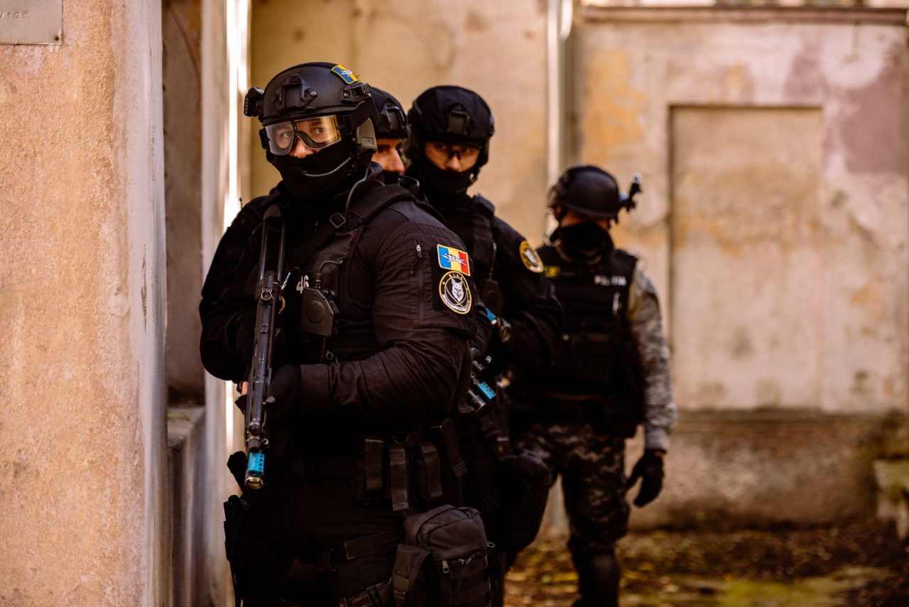 Poliția face 126 de percheziții în cadrul unor dosare de pornografie infantilă, trafic de migranți, trafic de droguri