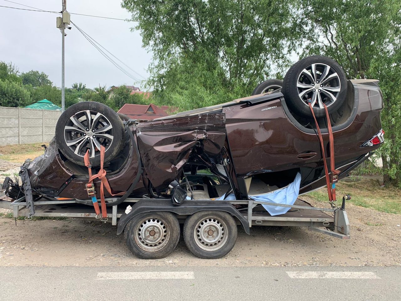 EXCLUSIV | Cine este șoferul beat care a spulberat cu mașina barierele de cale ferată de la Brănești și după o oră s-a răsturnat în afara drumului