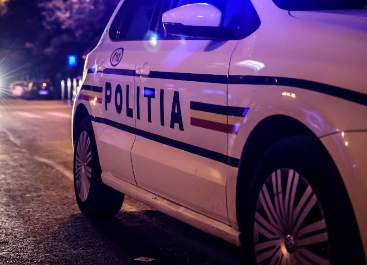 O femeie a abandonat un nou-născut într-o pungă, iar apoi a sunat la 112. Poliţiştii au stabilit că ea era, de fapt, mama bebelușului