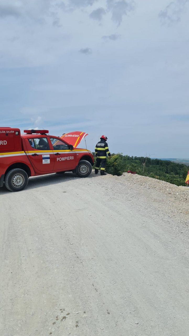 Un motociclist a căzut într-o râpă de 10 metri, în județul Alba. Care este starea bărbatului (FOTO)