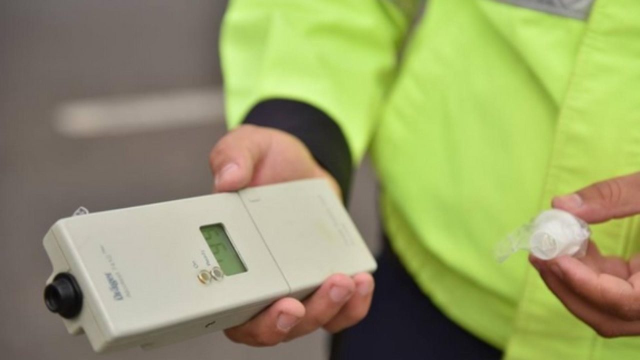 Poliţişti ameninţaţi de un recidivist, prieten cu un şofer suspectat că a condus băut: „Vă tai până fac baltă de sânge”