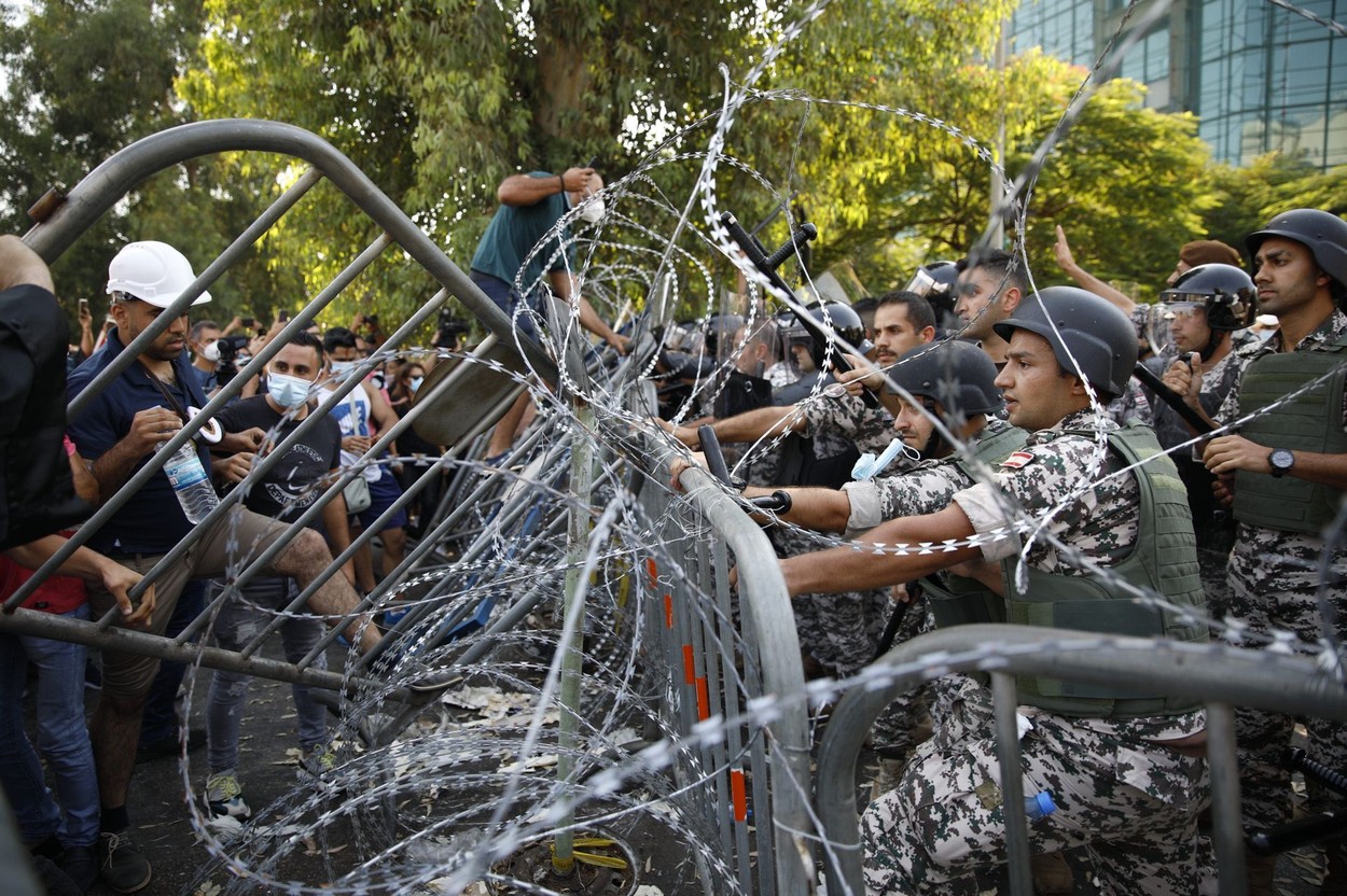 Zeci de răniți în urma unor proteste violente în Liban