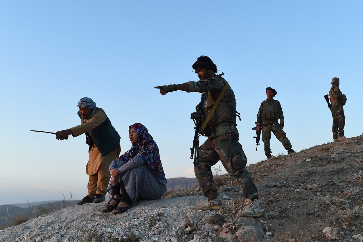 Afganistan: Femeia guvernator care li s-a opus talibanilor cu arma în mână a fost capturată de insurgenți