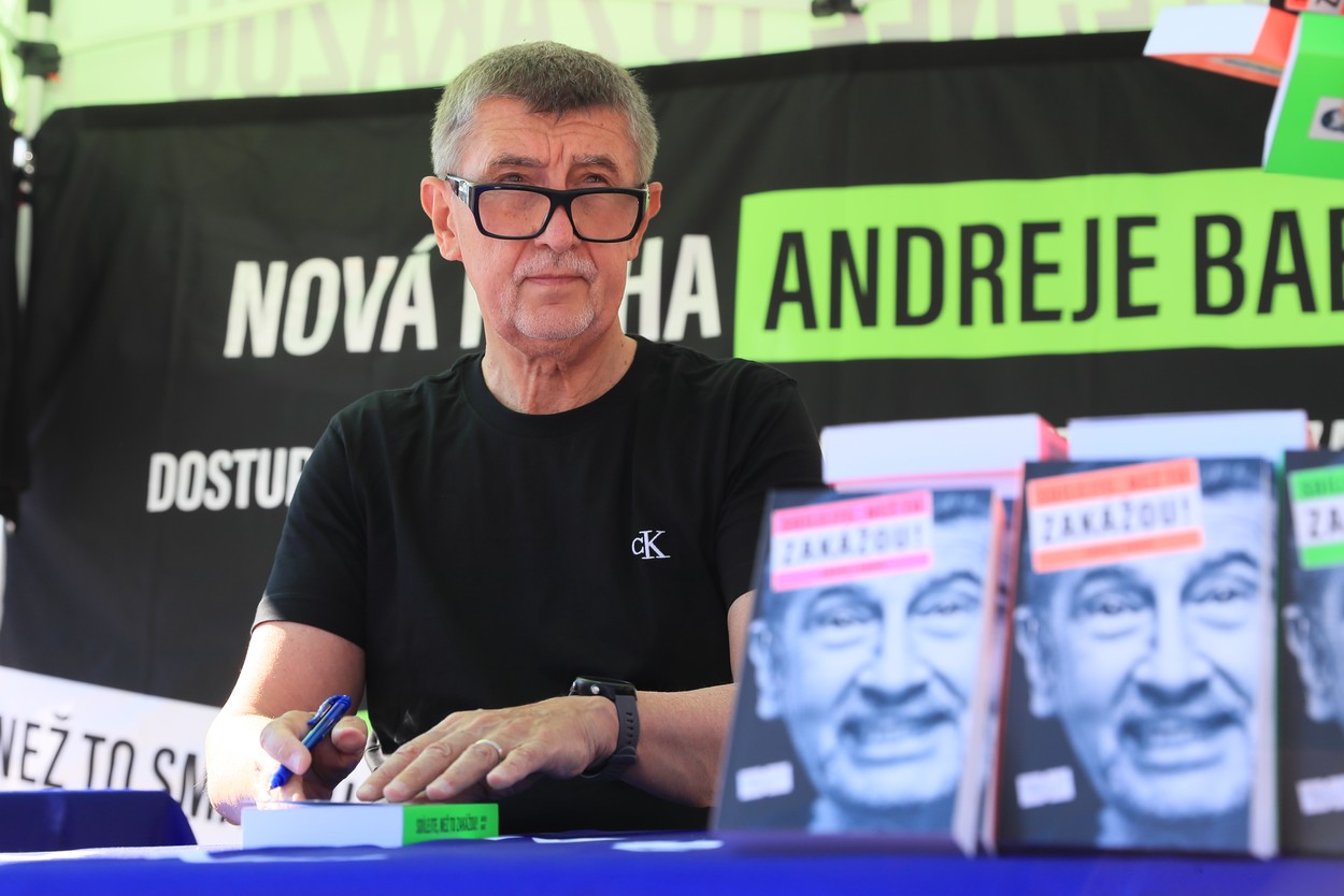 Premierul Cehiei, Andrej Babis, atacat cu ouă în timpul unui eveniment electoral | VIDEO
