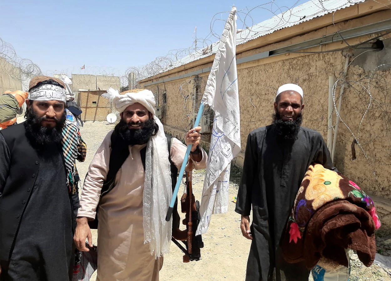 Lideri talibani: Femeile din Afganistan vor putea studia la universitate „în acord cu şaria” și în clase separate de bărbați