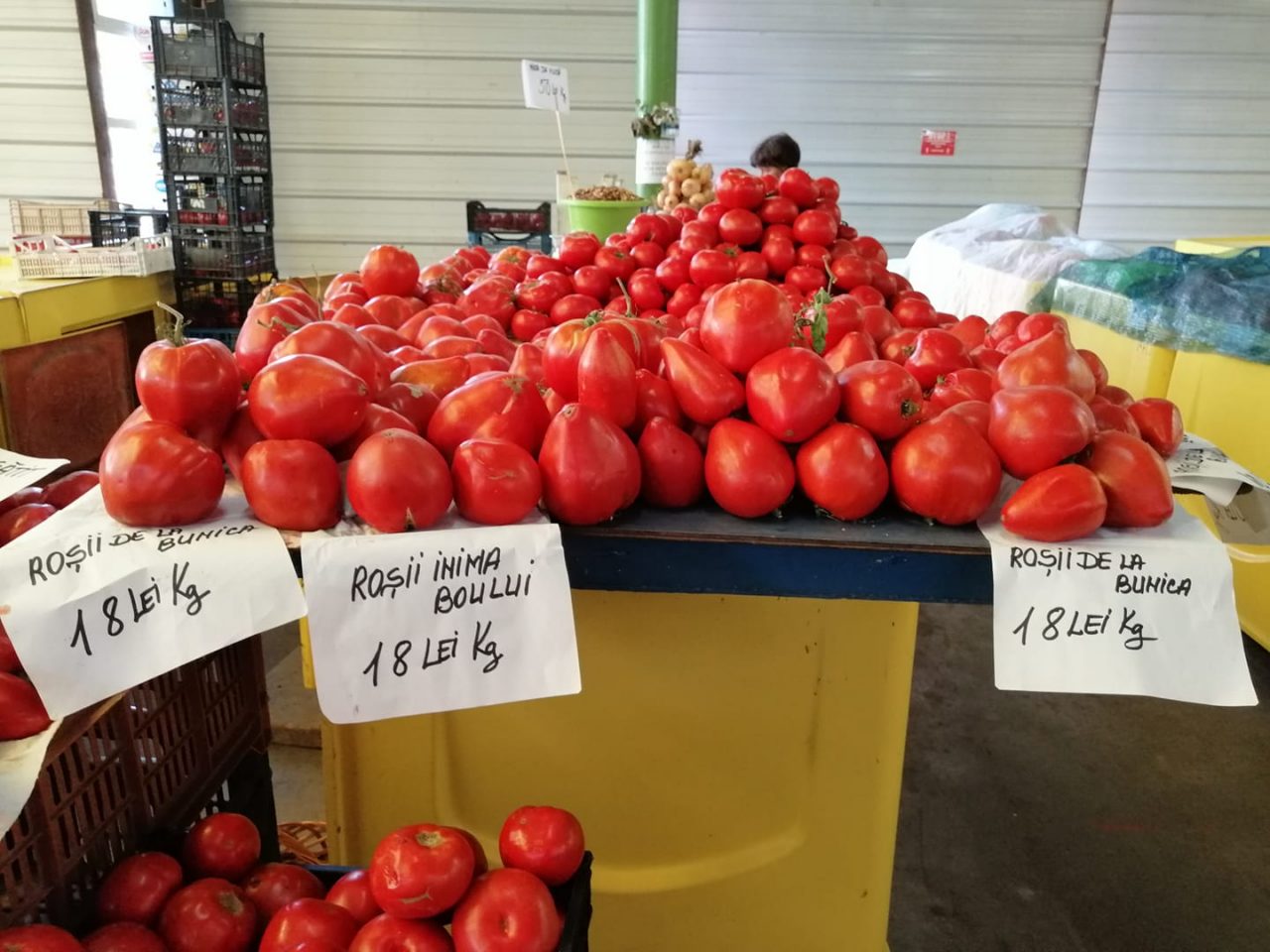 Roşii vândute cu 18 lei/kg, într-o piață din Tulcea. „O fi multă muncă, dar nici să vinzi în luna august cu echivalentul a 3,70 euro!”