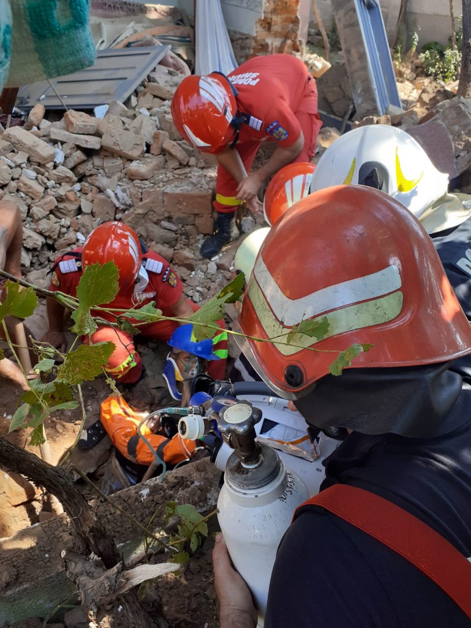 UPDATE – Dosar penal pentru ucidere din culpă și vătămare corporală după ce zidul unei case s-a prăbușit peste doi muncitori, în Dolj. Unul a fost scos la timp, dar al doilea nu a mai putut fi salvat