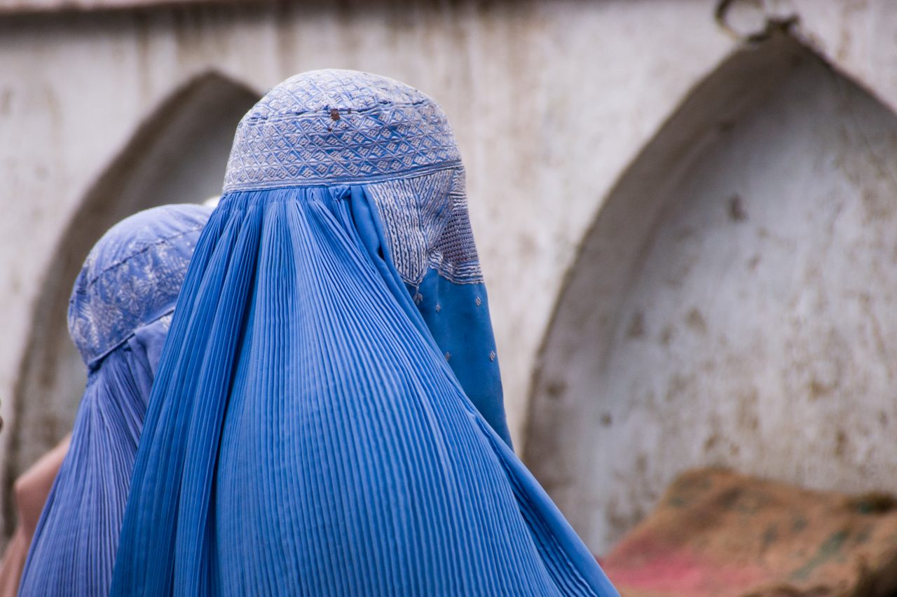 Talibanii dau detalii despre viitorul femeilor din Afganistan: Vălul va fi obligatoriu, burqa nu