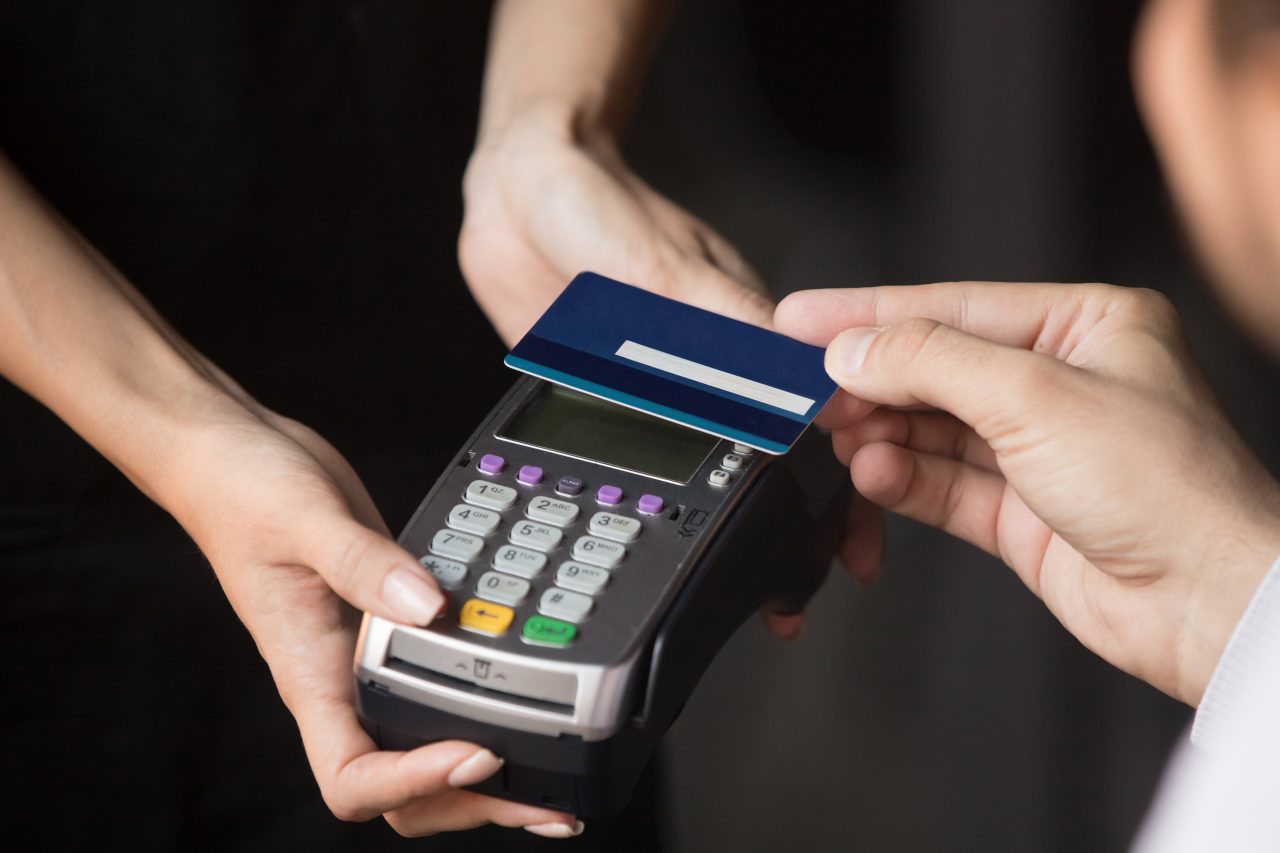Un bărbat a fost condamant la închisoare pentru că a folosit un card contactless găsit într-o parcare. Cum a făcut cumpărături de aproape 1.000 de lei, în 15 tranzacții, într-o oră și jumătate