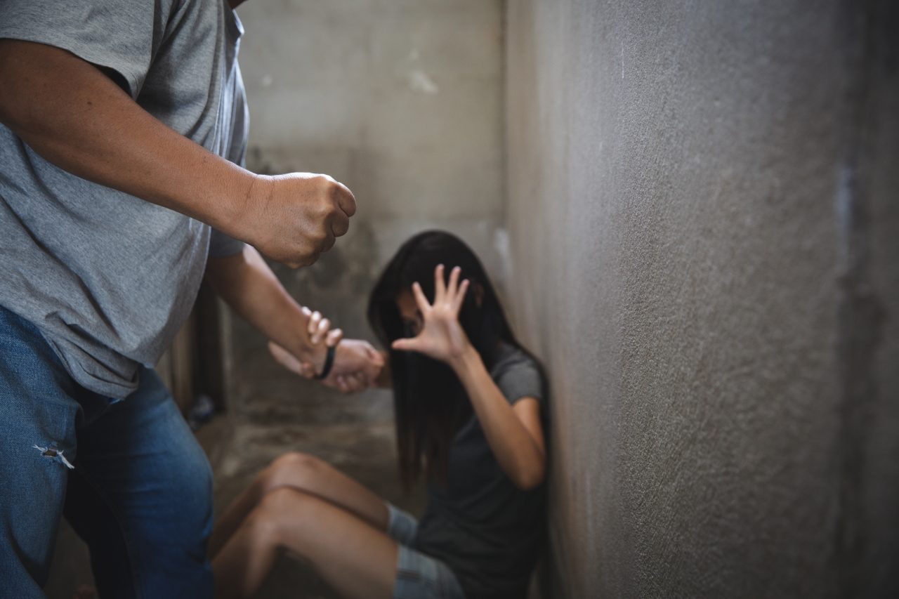 O fată de 15 ani din Covasna a fost exploatată sexual și ținută în captivitate doi ani, cu complicitatea tatălui ei