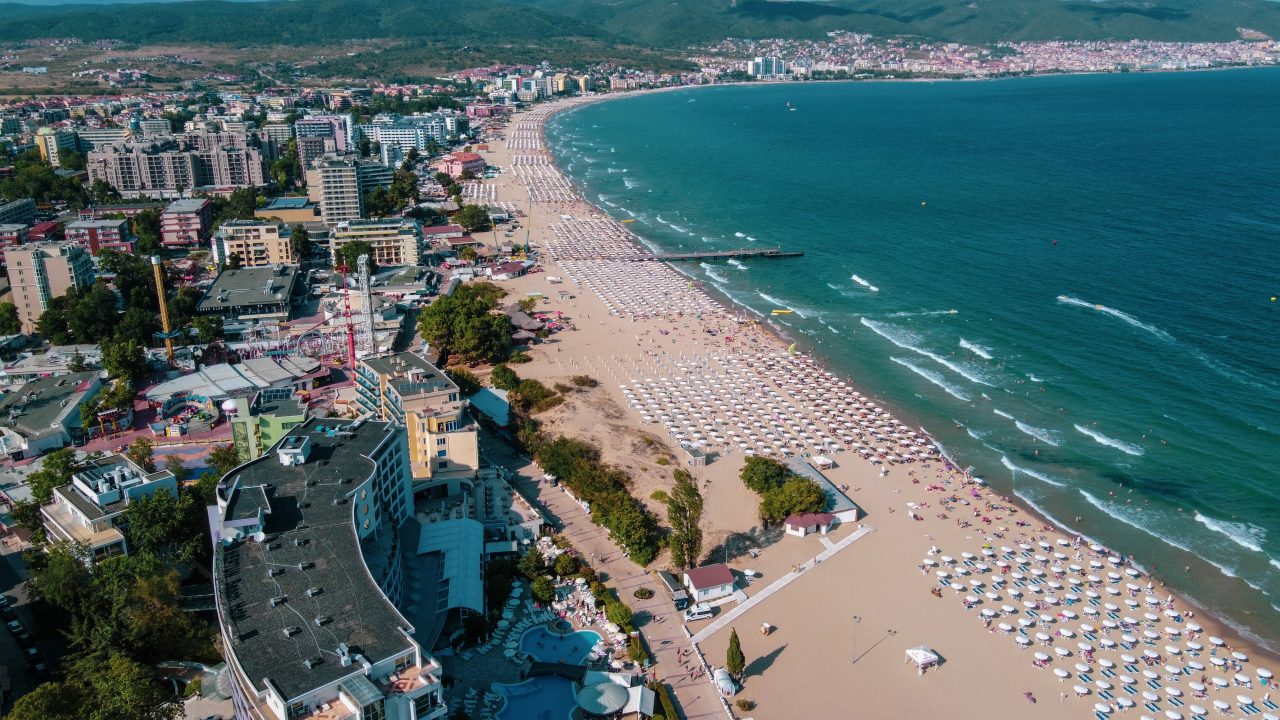 Vânzătorii de pe litoralul bulgăresc de plâng că au clienți săraci. În afara localnicilor, cei mai mulți sunt români, polonezi, ucrainieni sau moldoveni