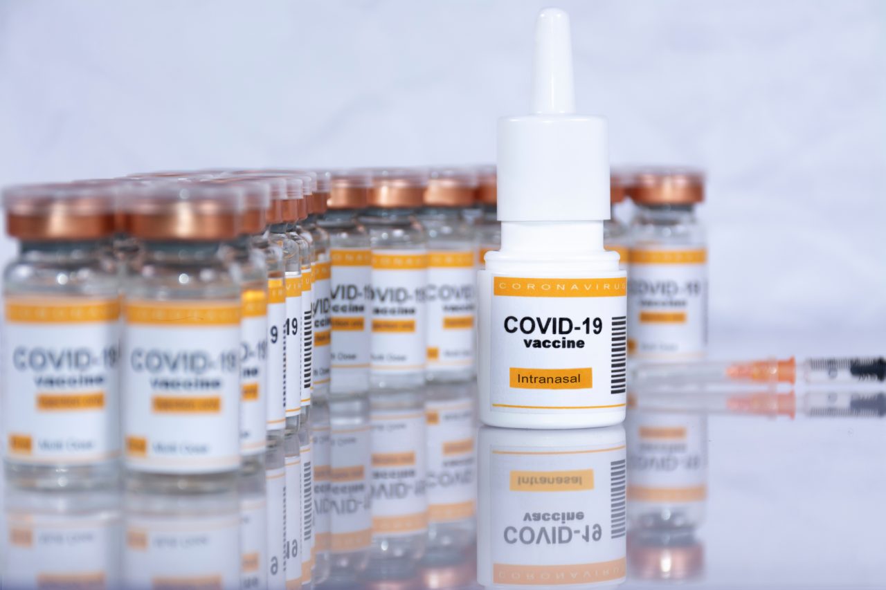 Testele clinice pentru două vaccinuri anti-COVID sub formă de spray nazal urmează să înceapă în curând