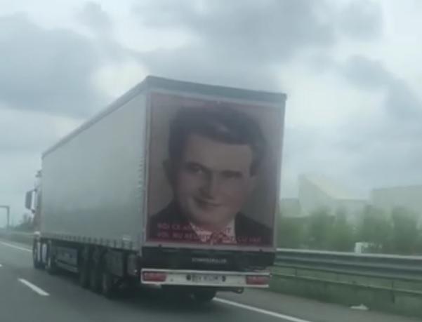 Un șofer român de TIR îi aduce un omagiu lui Nicolae Ceaușescu pe camionul său. A fost filmat pe o autostradă din Italia, iar imaginile au devenit virale (VIDEO)